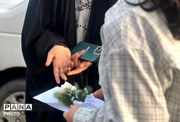 دخترانِ انقلابی پای پرچم ایستاده‌اند