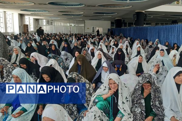 اقتدار مردم در صفوف نماز جمعه لردگان 