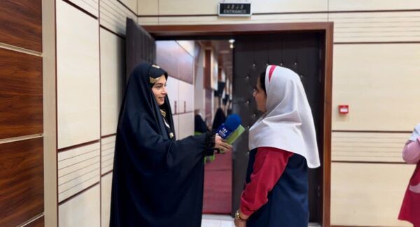 فریادهای همدلی و امید در بوشهر؛ دانش‌آموزان در تالار لیان یاد ۱۳ آبان را جاودانه کردند
