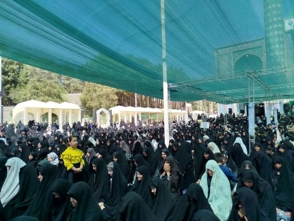 اقامه نماز ظهر اربعین در کاشمر