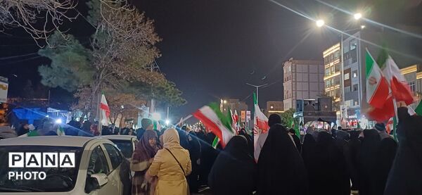 قسم به خون رهبر ایستاده ایم تا آخر