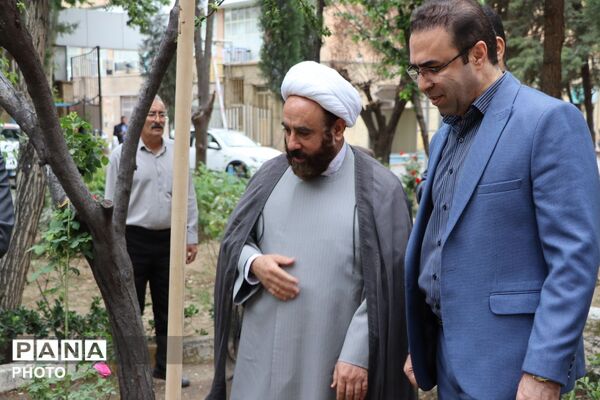 کاشت درخت به مناسبت هفته سلامت در اداره آموزش و پرورش ناحیه ۴ کرج 