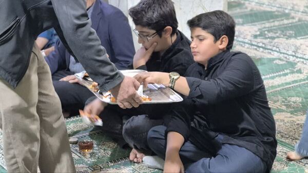 حضور معنوی دانش‌آموزان دبیرستان شهید فلاحتی در مراسم ایام فاطمیه در مسجد جامع مروست