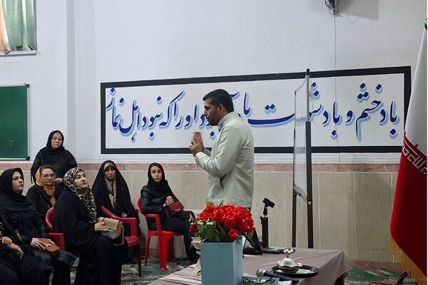 جلسه آموزش سوادرسانه‌ای در دبیرستان ولیعصر ناحیه یک شهرری
