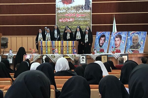 حضور دانش‌آموزان و مسئولان در یادواره شهدا دفاع مقدس ناحیه 2 شهرری 