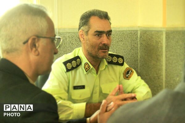 دیدار پلیس، برای یک «خسته نباشید»