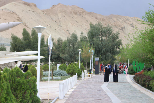حضور گردشگران روز طبیعت در محوطه باغ‌موزه دفاع مقدس قم