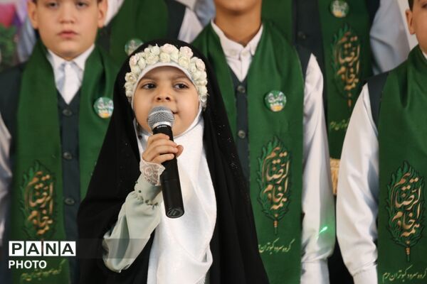 جشن شکوفه‌ها در دبستان ۲۲ بهمن یزد