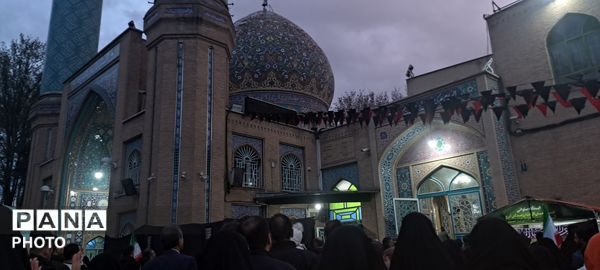 حضور مردم کرج در لحظه تحویل سال 1405