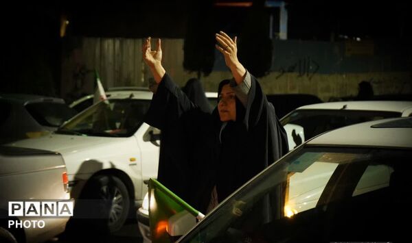 دعای مردم کرج برای پیروزی رزمندگان و تجدید بیعت با رهبر انقلاب 