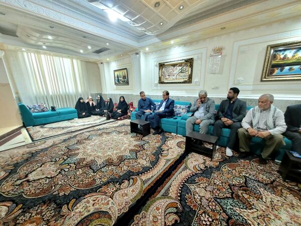 دیدار مسئولان آموزش و پرورش ناحیه یک بندرعباس با خانواده شهید رضا زارعی