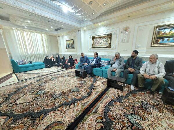 دیدار مسئولان آموزش و پرورش ناحیه یک بندرعباس با خانواده شهید رضا زارعی
