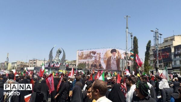 وداع پرشور و تاریخی امت با پیکر پاک رهبر شهید در میدان انقلاب تهران
