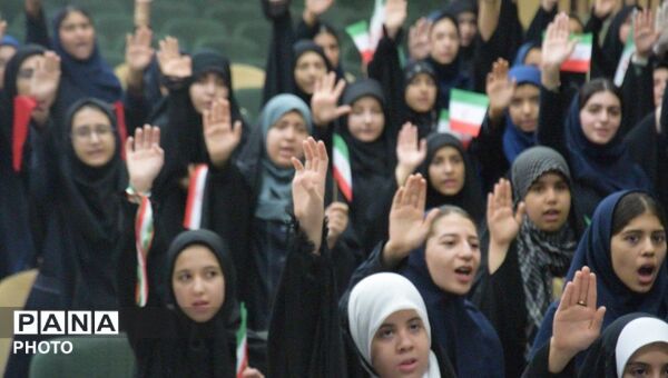 اجرای سرود همگانی مدارس ناحیه یک کرج در وصف رهبر شهید امت در کانون امام علی (ع)