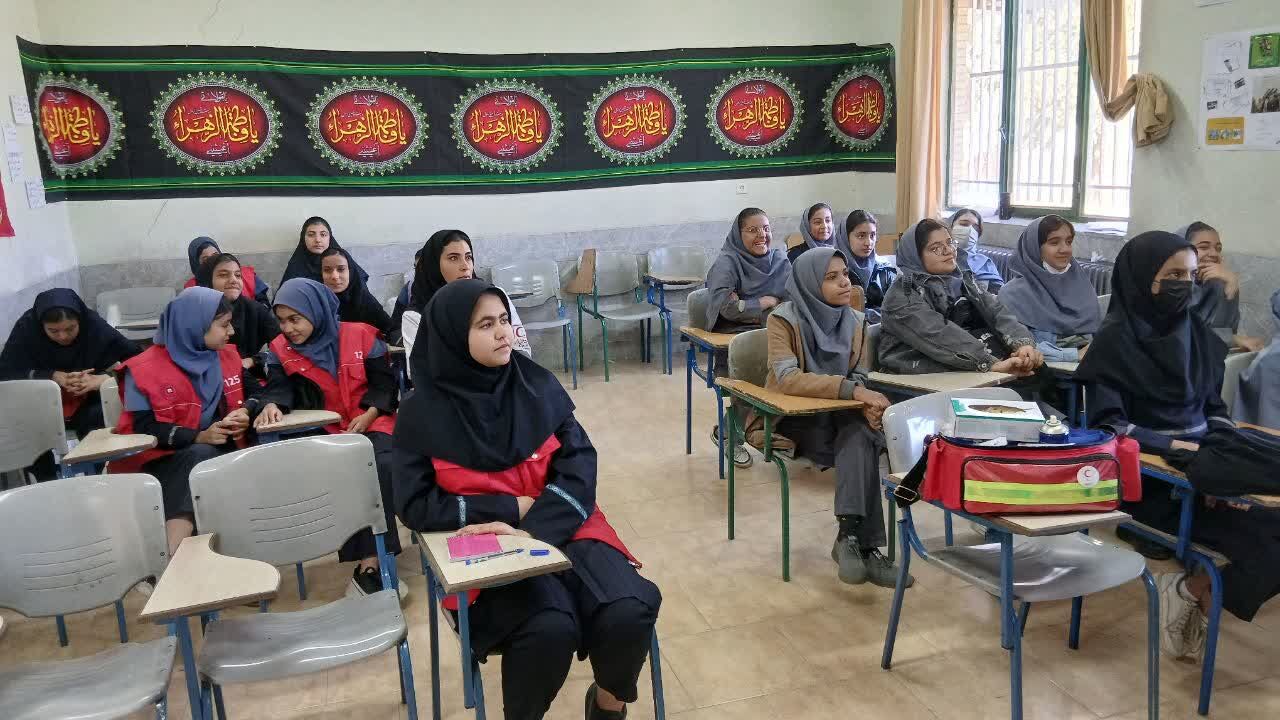 آموزش کمک‌های اولیه مانور زلزله به دانش‌آموزان دبیرستان شهید دهقان