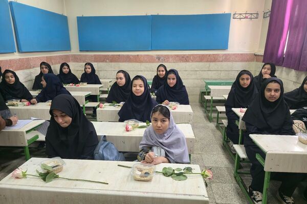 جشن جوانه ها در دبیرستان الهام شریعت کهریزک 