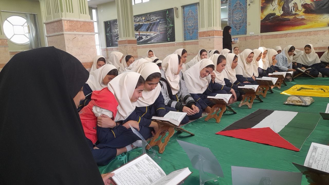  بزرگداشت شهادت مجاهد شهید سیدحسن نصرالله با برگزاری مراسم ختم قرآن در دبیرستان فاطمیه ملارد