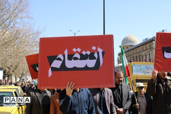 راهپیمایی دانش‌آموزان در همدان