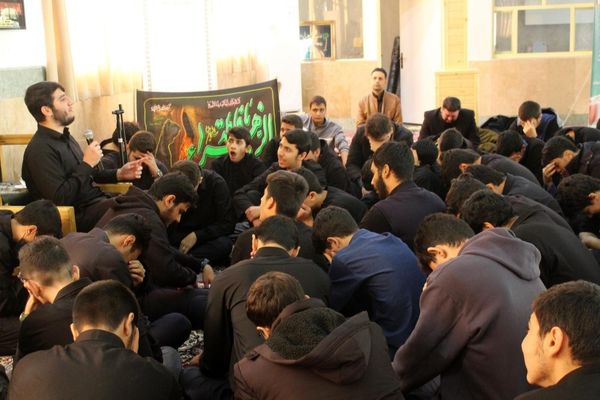 عزاداری دانش‌آموزان برای حضرت زهرا (س) در کنار مزار شهید گمنام