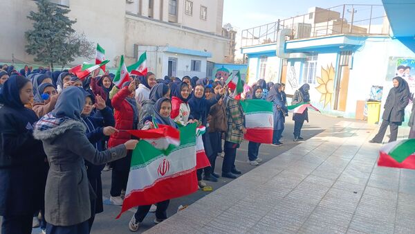 نواختن زنگ انقلاب در دبیرستان شهید محمدکاظم موسوی ناحیه ۲ کرج و شهرستان فردیس 
