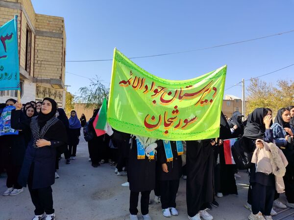 حضور گسترده دانش آموزان سورشجان در راهپیمایی ۱۳ آبان؛ فریاد ایستادگی در برابر استکبار جهانی