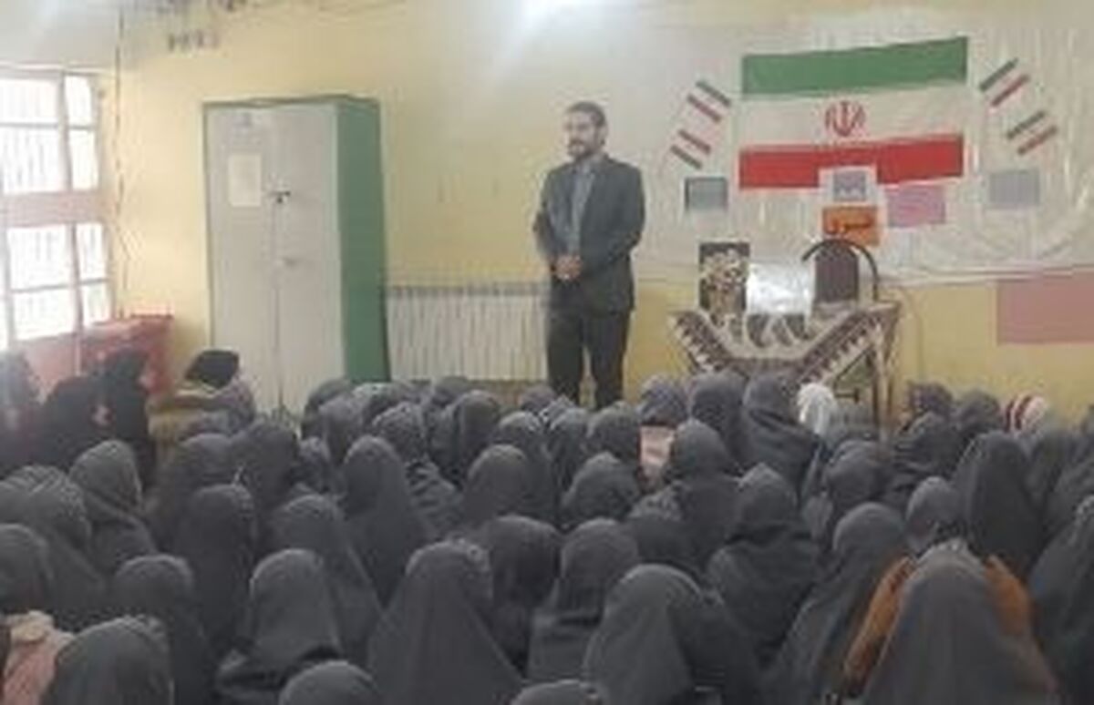 دانش‌آموزان سامن با غلامرضا بکتاش به دنیای خیال و اندیشه سفر کردند