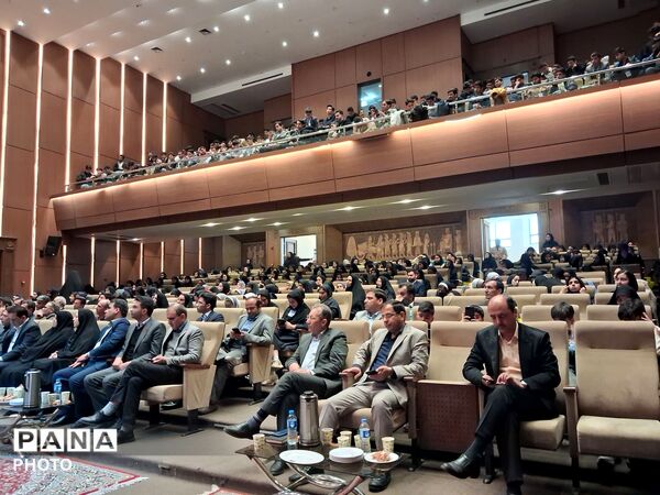 تجلیل از برگزیدگان استانی پژوهش سراها