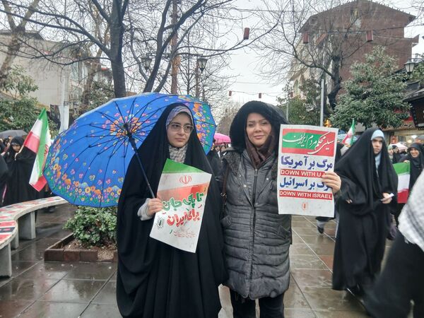 باران عشق وارادت به انقلاب همراه با باران‌ها ی نقره‌ای رشت