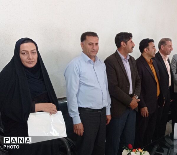 تجلیل از معلمان و مدیران منتخب ابتدایی بیرانوند در آیین زنگ سپاس