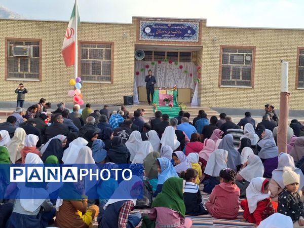 بوسه دختران روستای لالب بر دستان زحمت‌کشیده پدران