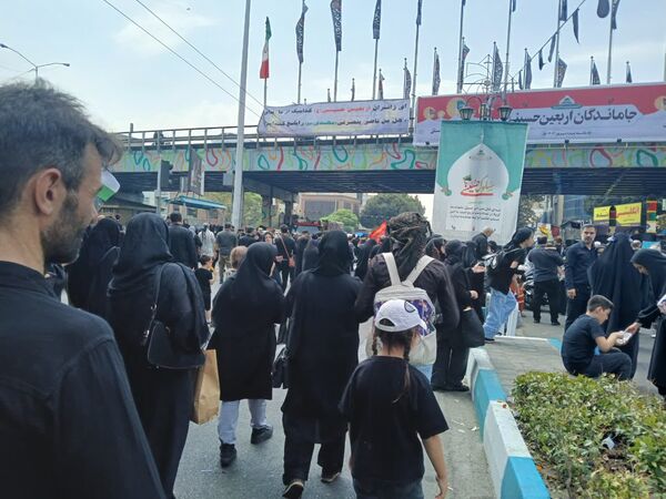 استقبال دلدادگان اباعبدالله الحسین (ع) از پیاده‌روی جاماندگان اربعین حسینی‌ 