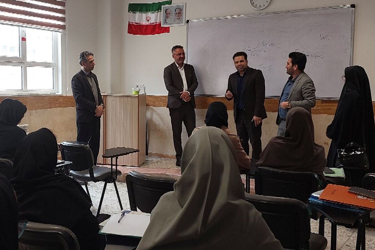  جلسه ضمن خدمت در دبیرستان نمونه‌دولتی ولایت بهارستان‌دو