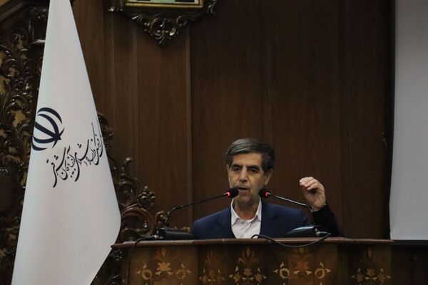 رونمایی کتاب «سه کبوتر حدادان» دانش‌آموز تبریزی