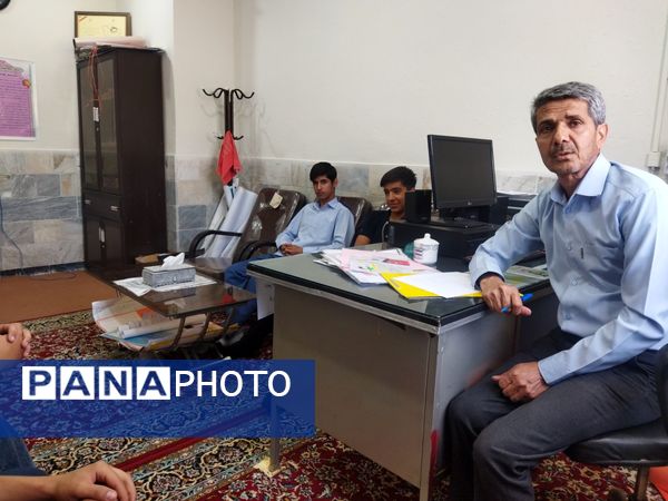 جلسه شورای دانش آموزی در دبیرستان نمونه دانش 