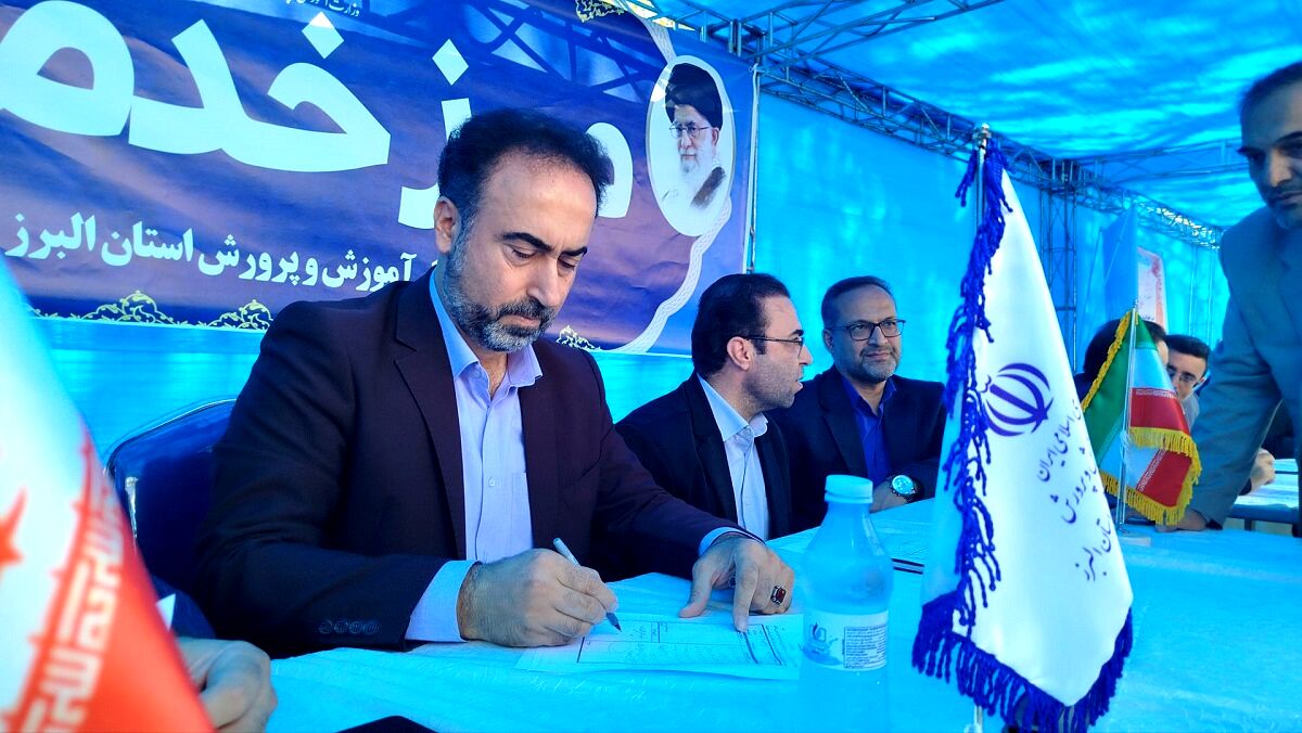  برگزاری میزخدمت درمصلی کرج به‌مناسبت هفته دولت