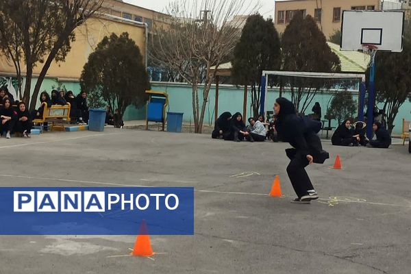 المپیاد ورزشی درون مدرسه‌ای به مناسبت گرامیداشت دهه فجر در آموزشگاه آرمینه مصلی نژاد شهرری