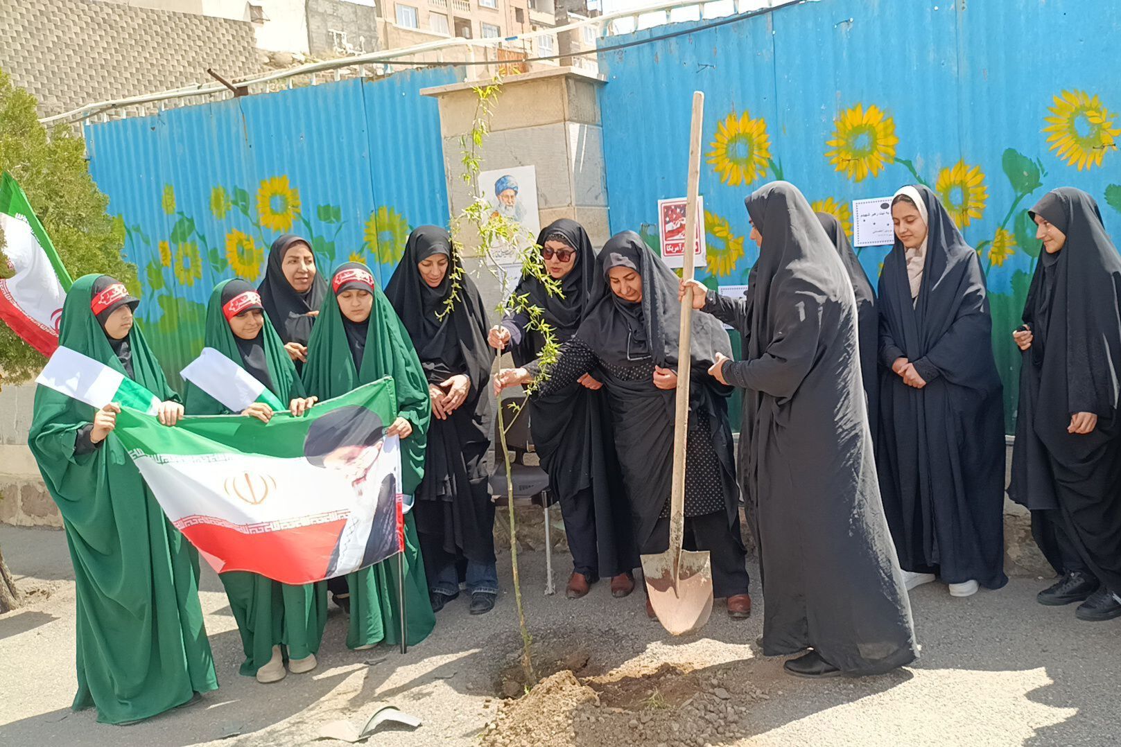 کاشت نهال به یاد رهبر شهید و دانش‌آموزان شهید مدرسه شجره طیبه میناب
