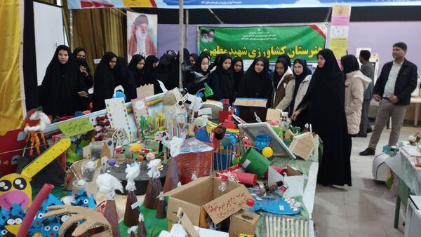 بازدید دانش آموزان از نمایشگاه پژوهش و فناوری در خلیل آباد