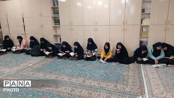 محفل انس با قرآن در دبیرستان نجمه ناحیه چهار