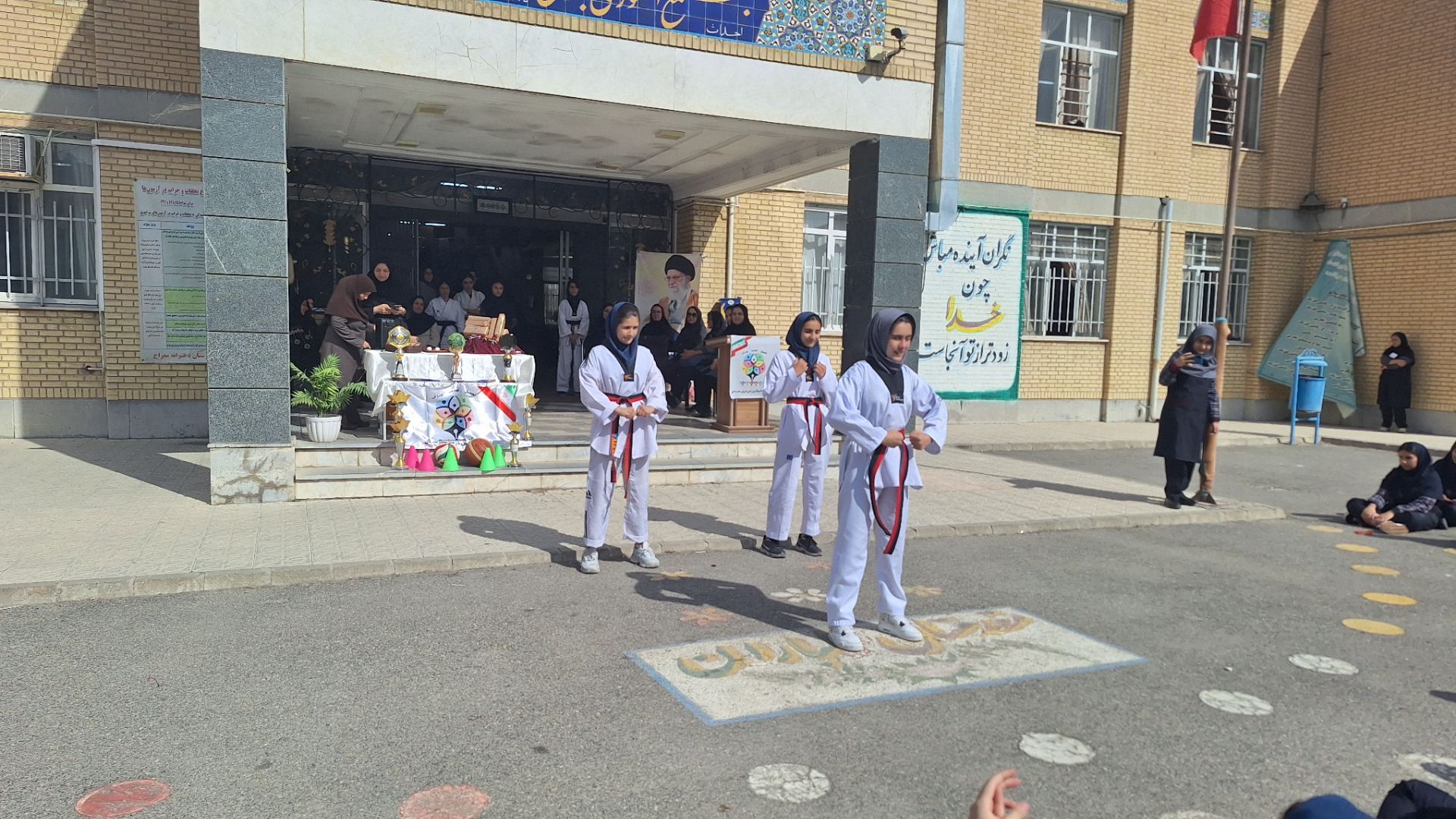 یک روز ورزشی در دبیرستان معراج تبریز