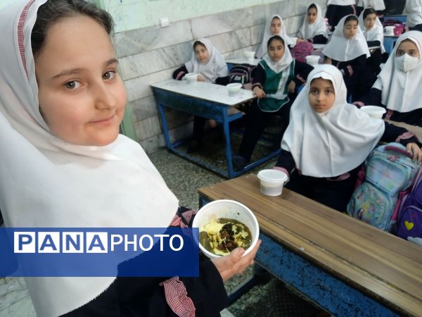 افطاری دانش آموزان روزه اولی مدرسه دخترانه هدی یک شهرستان قدس