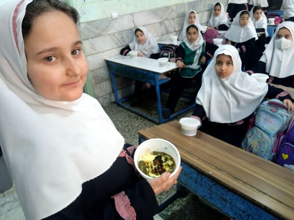 افطاری دانش آموزان روزه اولی مدرسه دخترانه هدی یک شهرستان قدس