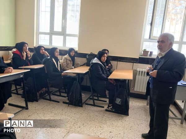 نشست دانش آموزان دبیرستان مادر مهربان خلیل آباد با مشاور اجرایی مدیر آموزش و پرورش