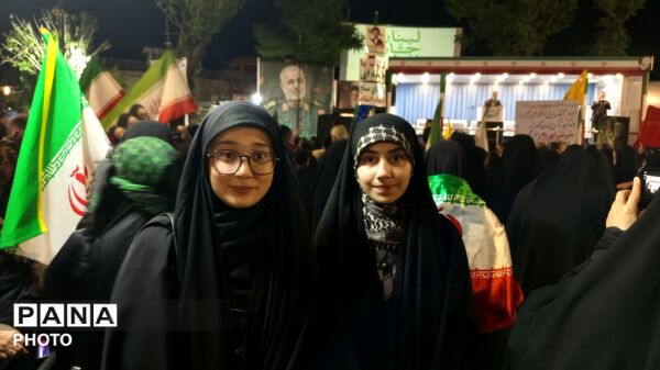 ایستاده در میدان ساعت تبریز