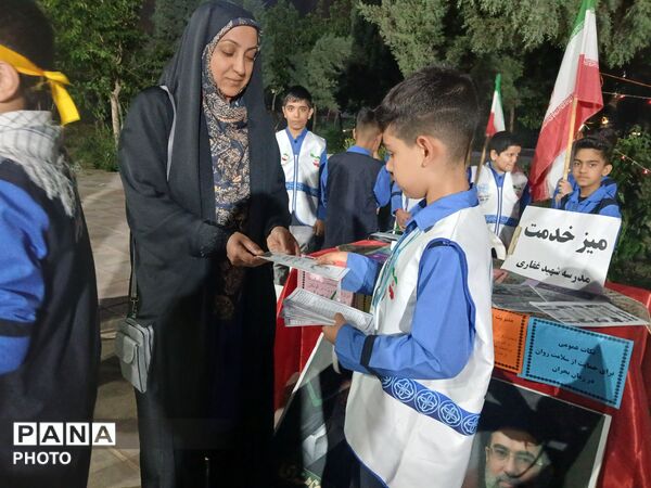  میز خدمت به میزبانی مدرسه پسرانه شهید مهدی غفاری در تجمعات شبانه شهر فرون آباد