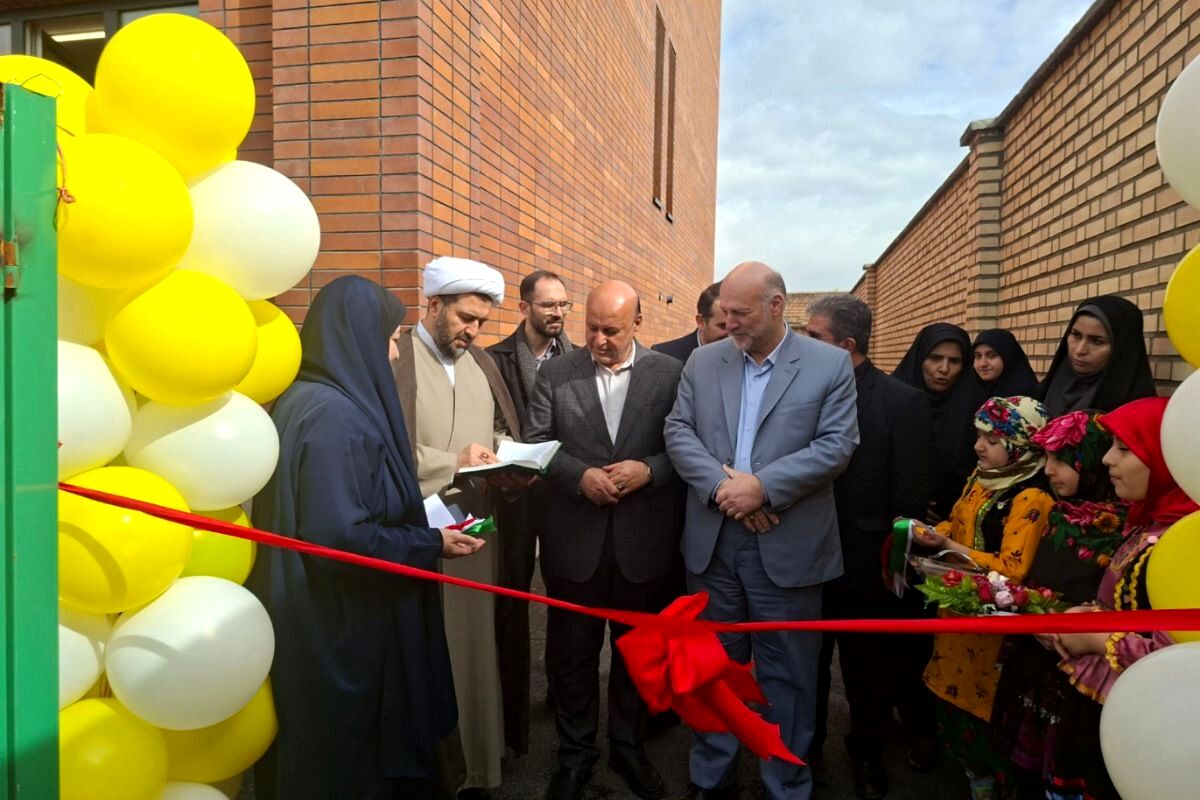 مدرسه خیری حسینی‌راد با چمن مصنوعی و پنل خورشیدی گشایش یافت