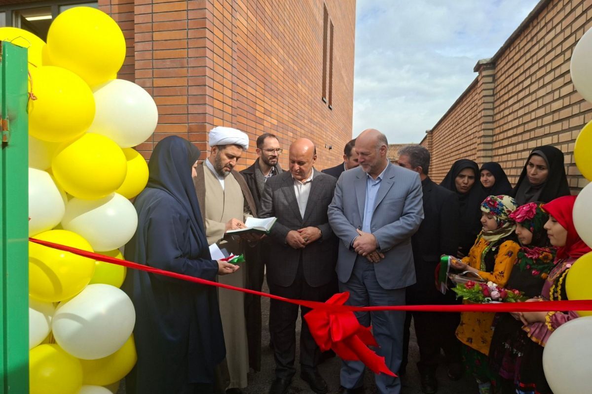مدرسه خیری حسینی‌راد با چمن مصنوعی و پنل خورشیدی گشایش یافت