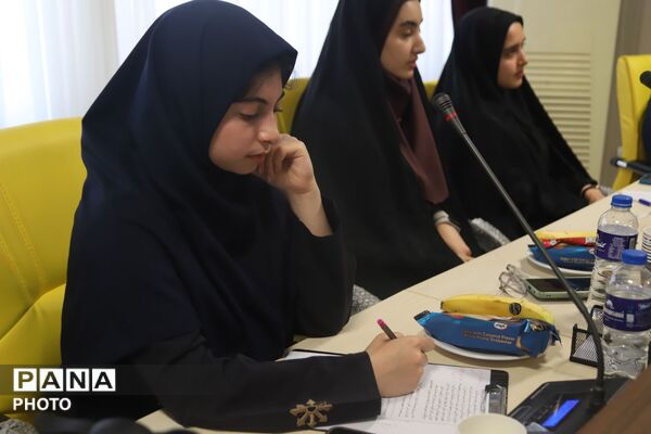دیدار صمیمانه مدیر آموزش و پرورش ناحیه ۵ تبریز با نسل آگاه و فعال دانش‌آموزی