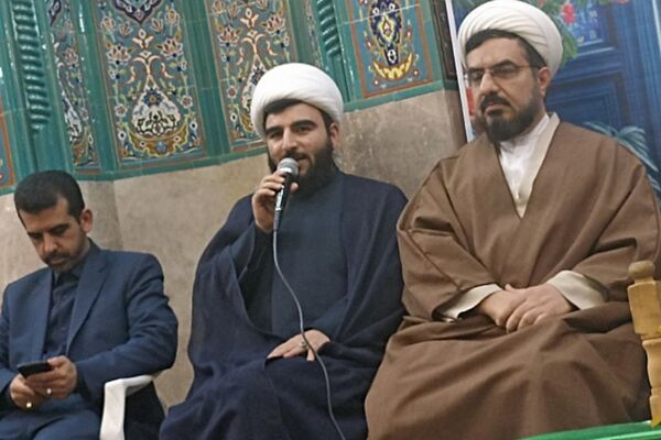 اهدای جوایز به دختران رتبه آور در رشته های قرآن و عترت و نماز شهرستان دماوند