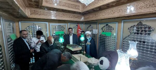 آیین غبارروبی ضریح مطهر حضرت علی‌بن‌امام‌محمدباقر(ع) 